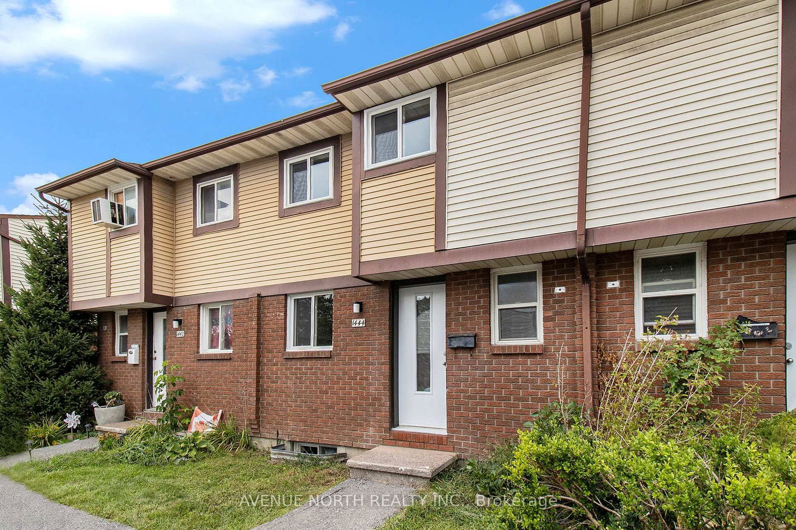Townhouse for sale at 1372 Foxwell Street, Ottawa, Pineview, K1B 5J2 - MLS: X12157833