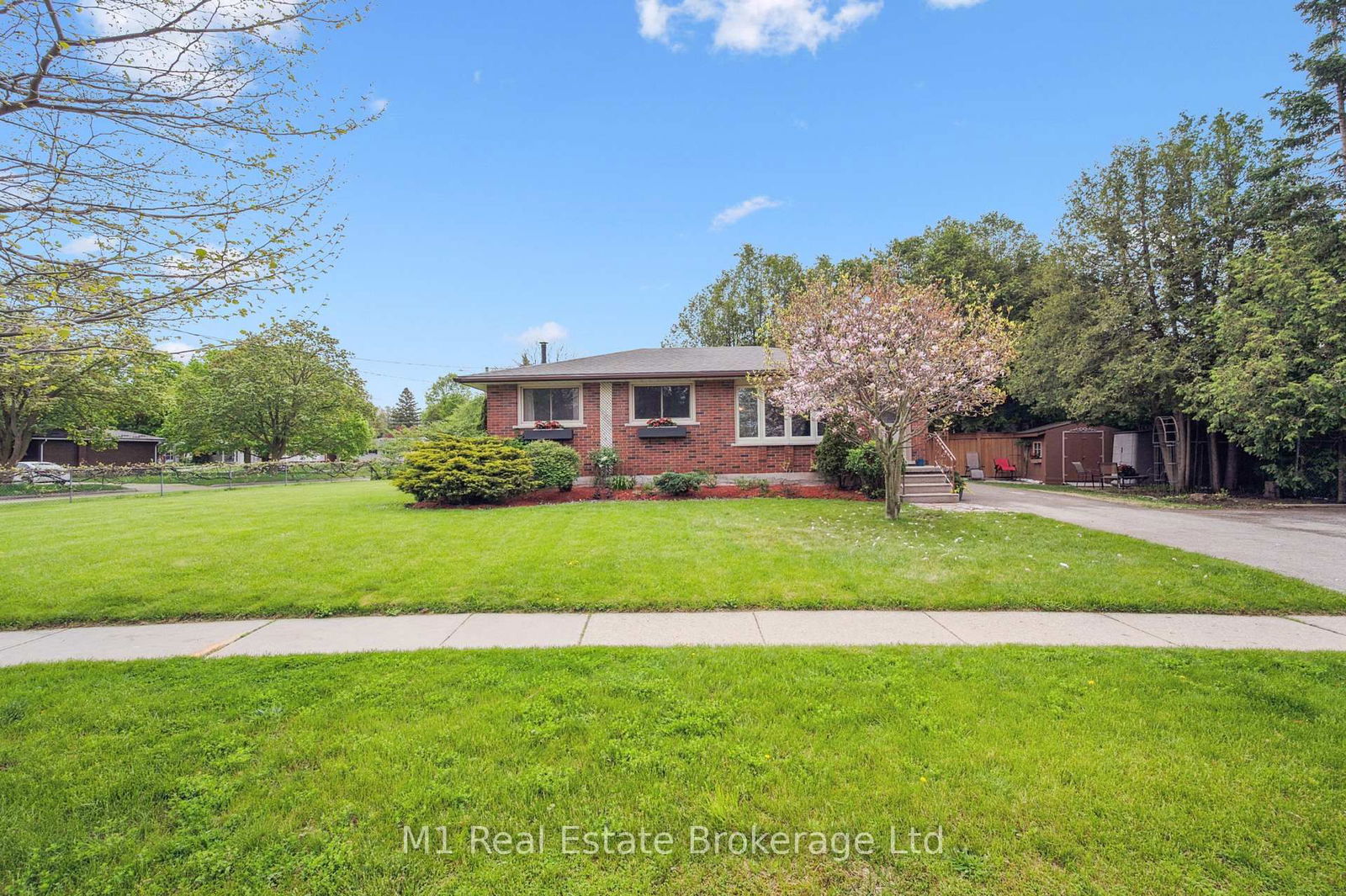 Detached House for sale at 7 Golfview Road, Guelph, Victoria North, N1E 1A3 - MLS: X12157950