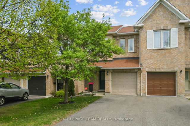 2072 Dunollie Crescent