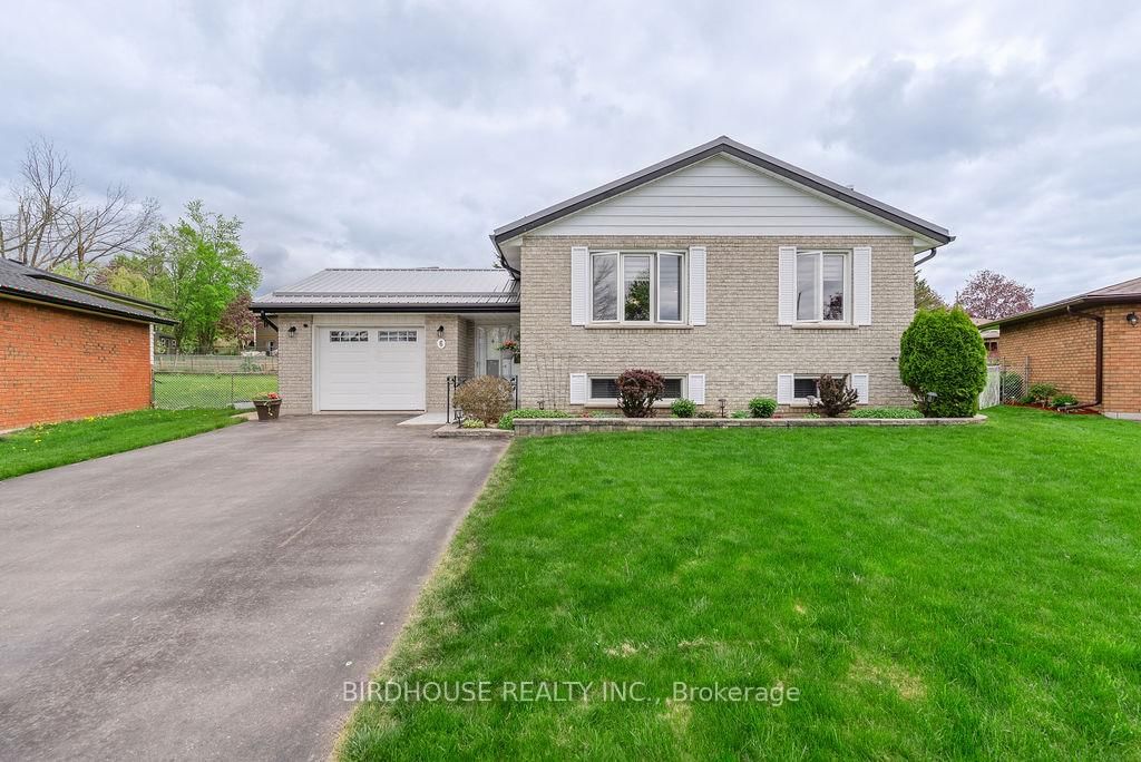 Detached House for sale at 6 Richardson Court, Kawartha Lakes, Lindsay, K9V 5W3 - MLS: X12159156