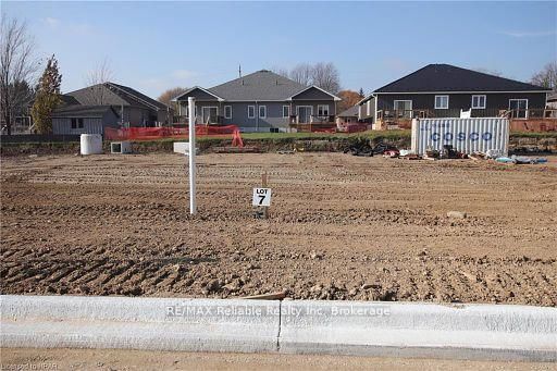 784&786 BRYANS Dr, Huron East - Brussels image-0-0