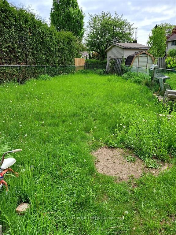 Semi-Detached House for sale at 10 Edgemere Crescent, London South, South T, N5Z 4M5 - MLS: X12160323