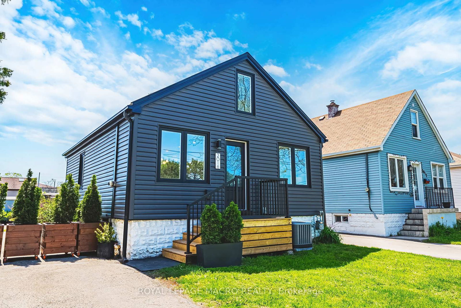 Detached House for sale at 2016 Barton Street, Hamilton, McQuesten, L8H 2Y8 - MLS: X12160431