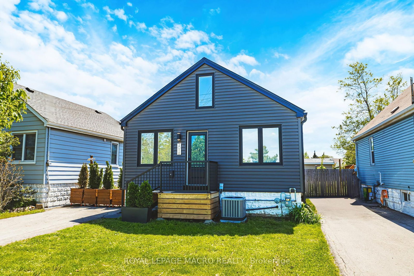Detached House for sale at 2016 Barton Street, Hamilton, McQuesten, L8H 2Y8 - MLS: X12160431