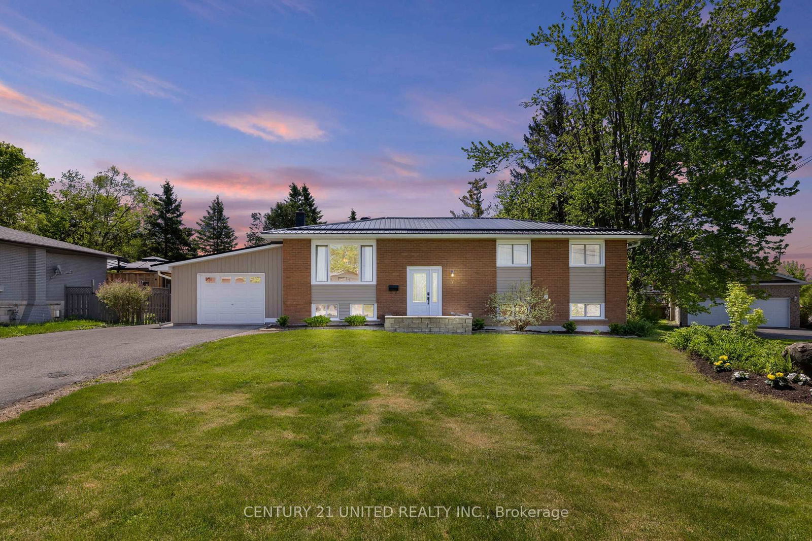 Detached House for sale at 7 Hillside Drive, Kawartha Lakes, Lindsay, K9V 1A4 - MLS: X12160719