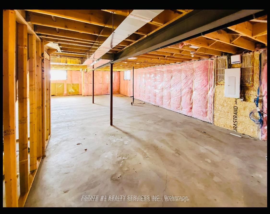 Detached House for sale at 2047 Lockwood Crescent, Strathroy-Caradoc, Ontario, N0L 1W0 - Rural Strathroy-Caradoc - MLS: X12161641