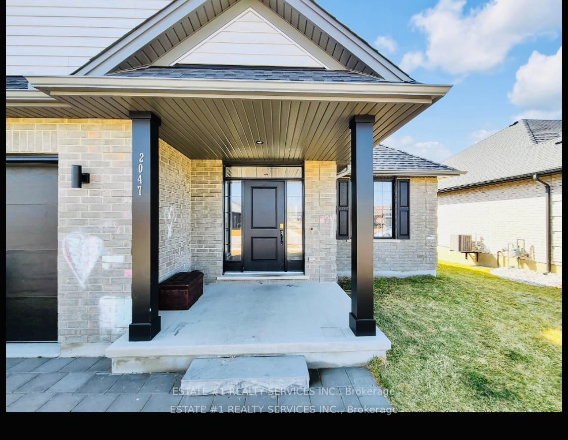 Detached House for sale at 2047 Lockwood Crescent, Strathroy-Caradoc, Ontario, N0L 1W0 - Rural Strathroy-Caradoc - MLS: X12161641