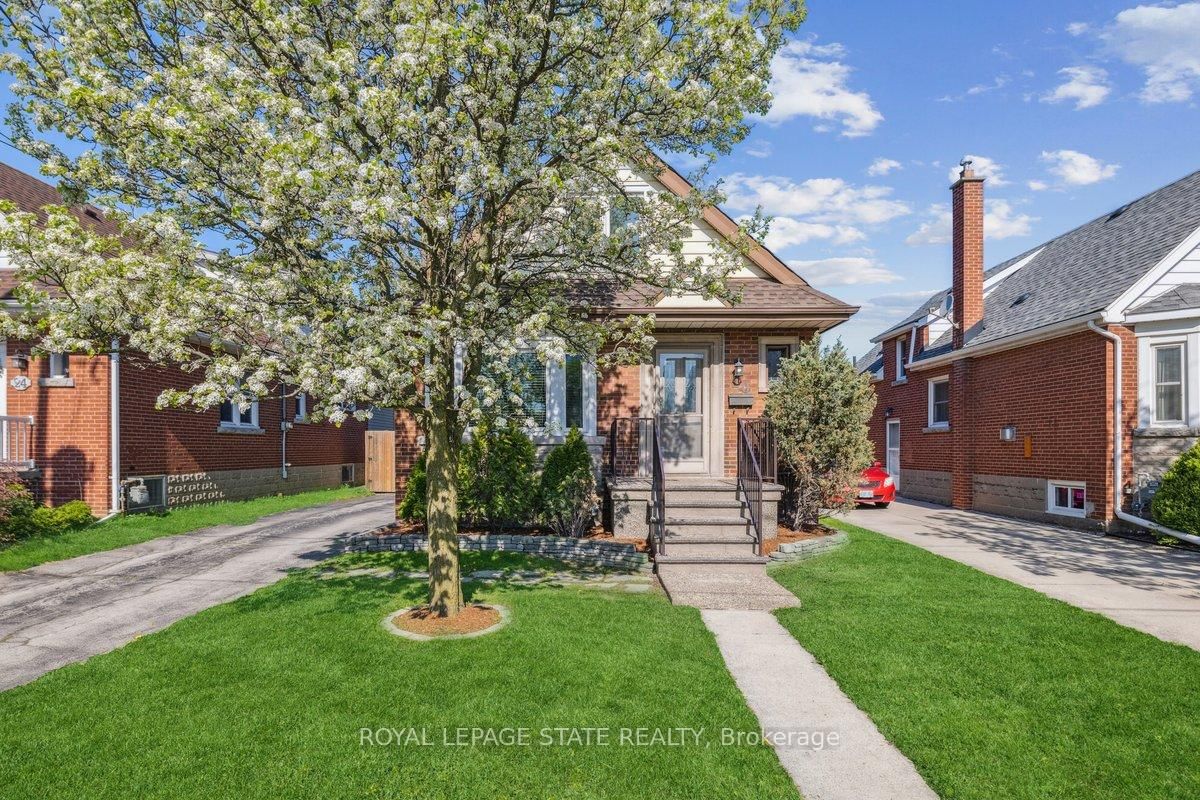 Detached House for sale at 20 Buchanan Street, Hamilton, Centremount, L9A 2V8 - MLS: X12162068