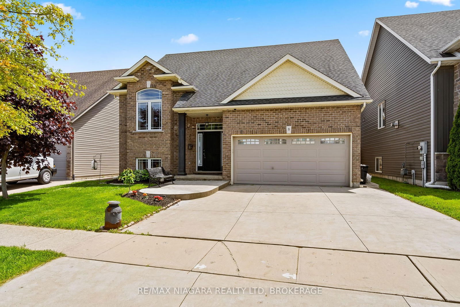 Detached House for sale at 8 Corbin Street, St. Catharines, Oakdale, L2P 0C3 - MLS: X12163221