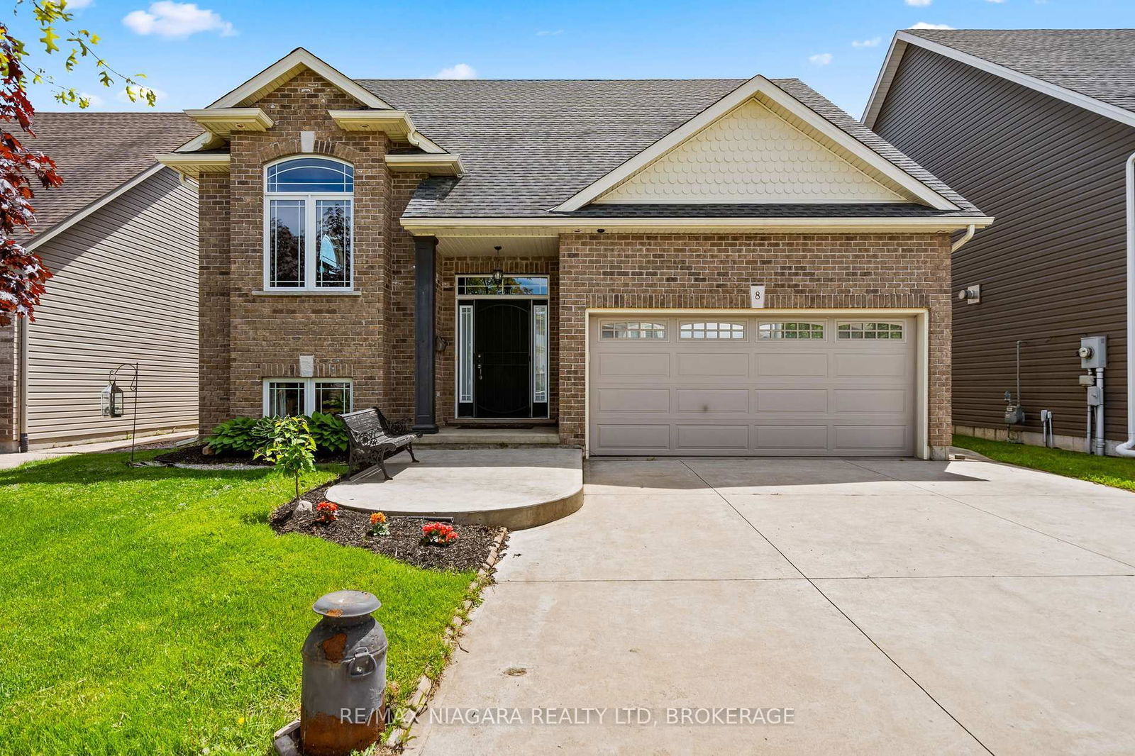 Detached House for sale at 8 Corbin Street, St. Catharines, Oakdale, L2P 0C3 - MLS: X12163221