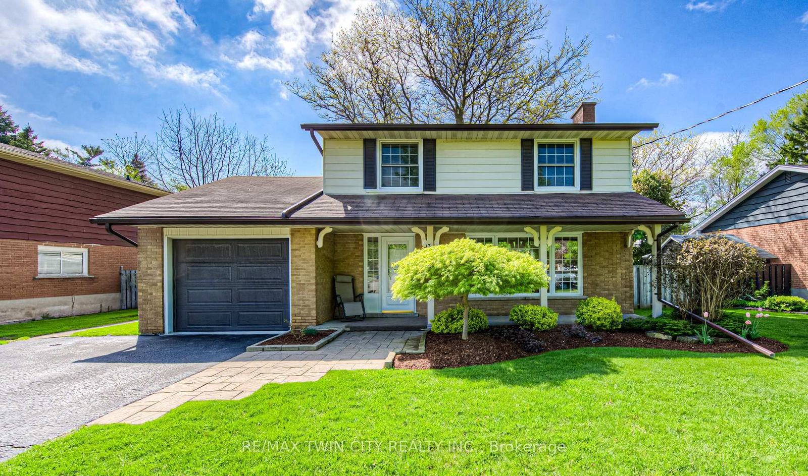 Detached House for sale at 301 Greenbrook Drive, Kitchener, N2M 4K1 - MLS: X12163363