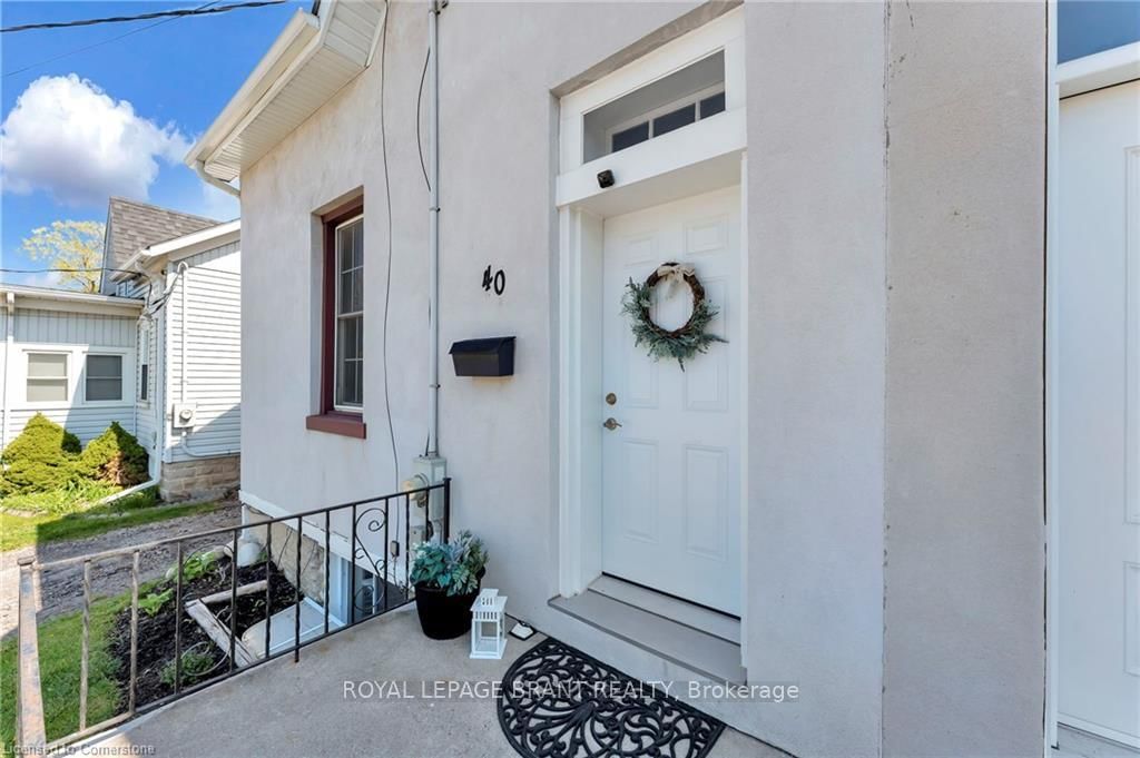 Semi-Detached House for sale at 40 Walnut Lane, Brant, Paris, N3L 2K4 - MLS: X12163627