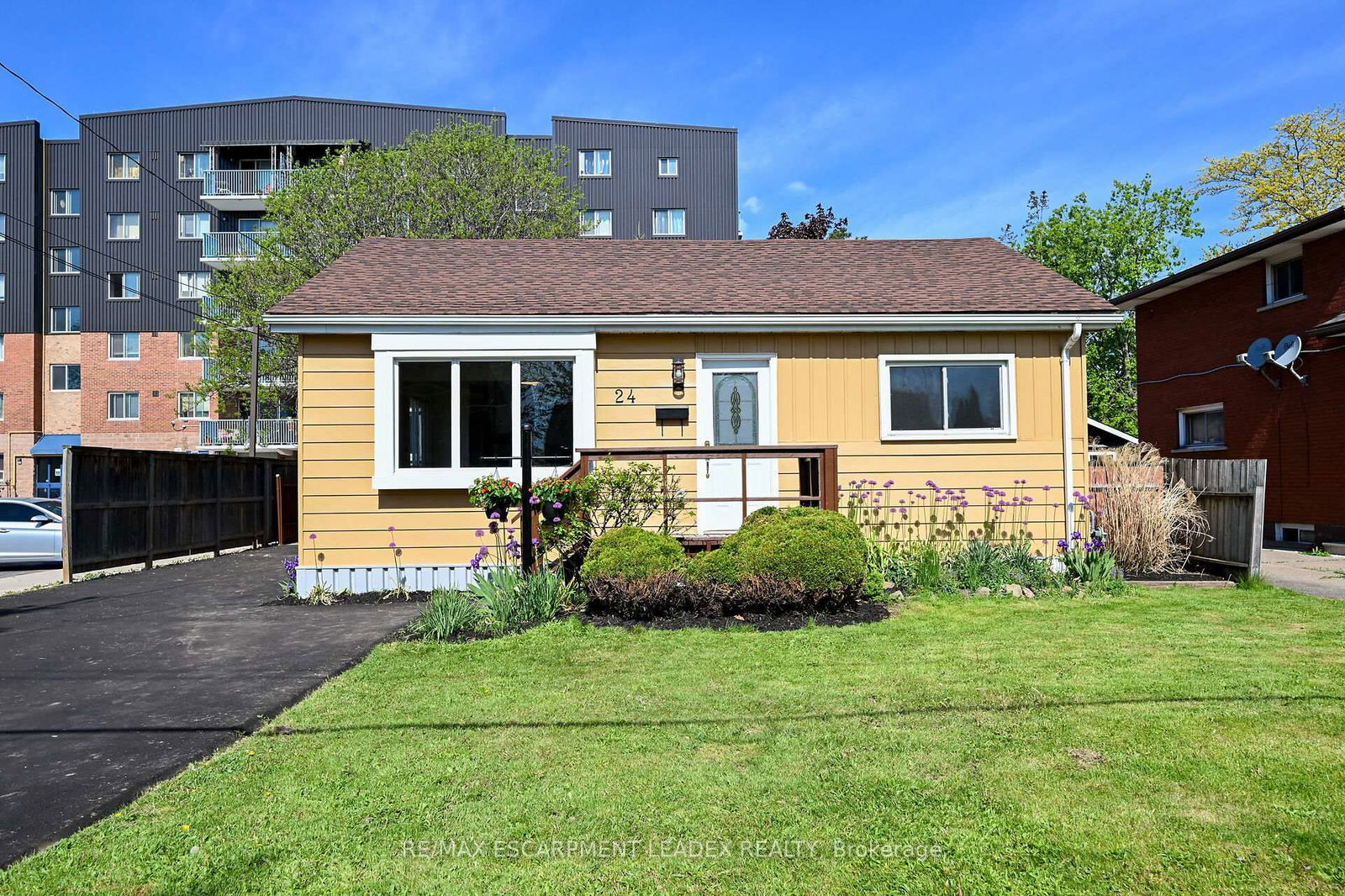 Detached House for sale at 24 CLAPHAM Road, Hamilton, Greenford, L8G 5A1 - MLS: X12163863