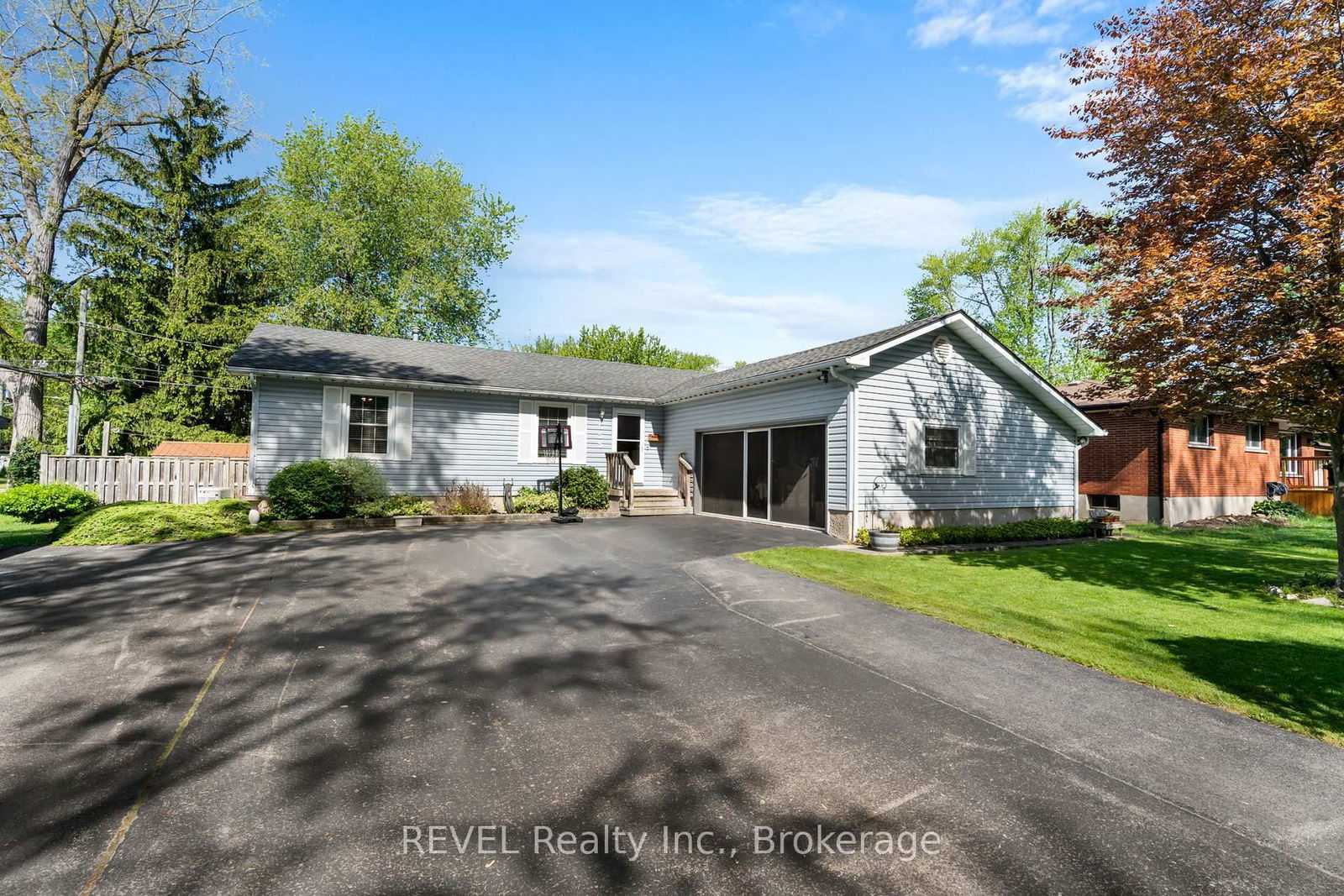 Detached House for sale at 655 Parkdale Avenue, Fort Erie, Crescent Park, L2A 5B5 - MLS: X12164508
