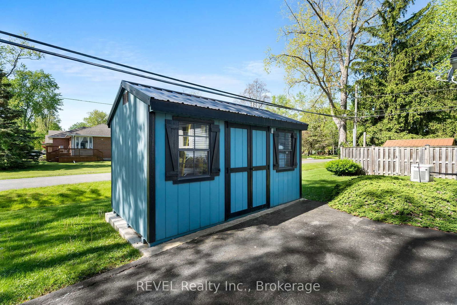 Detached House for sale at 655 Parkdale Avenue, Fort Erie, Crescent Park, L2A 5B5 - MLS: X12164508