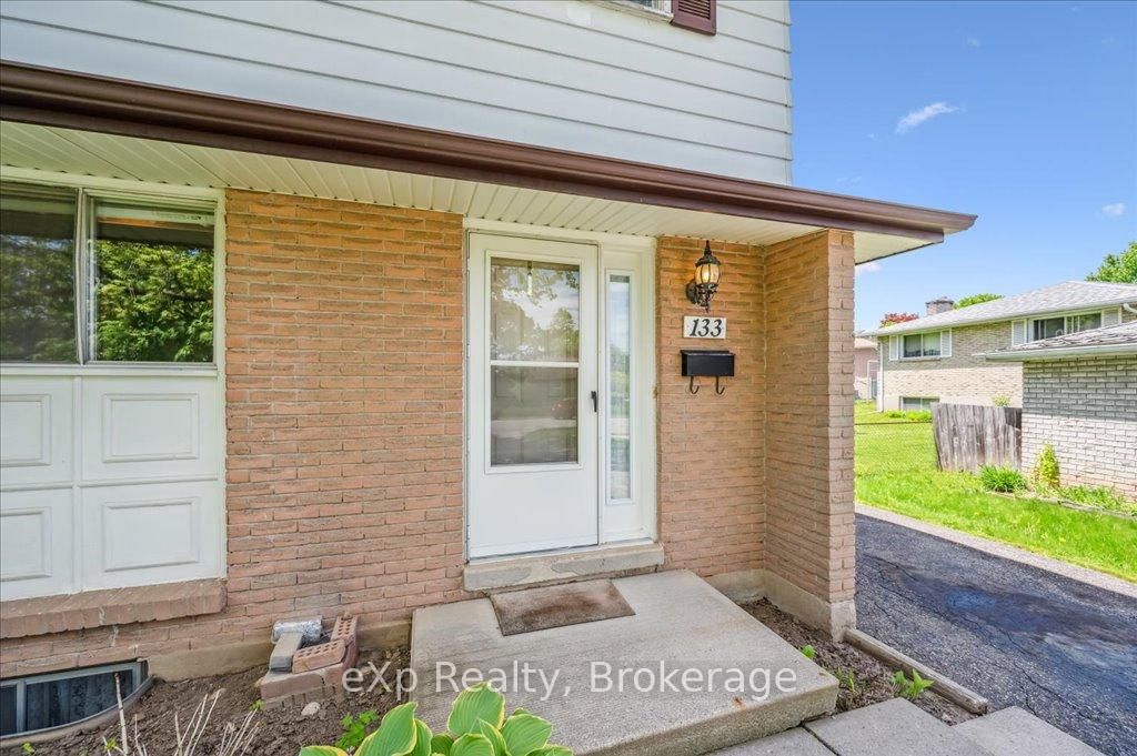 Semi-Detached House for sale at 133 Ingleside Drive, Kitchener, N2M 2G9 - MLS: X12164580