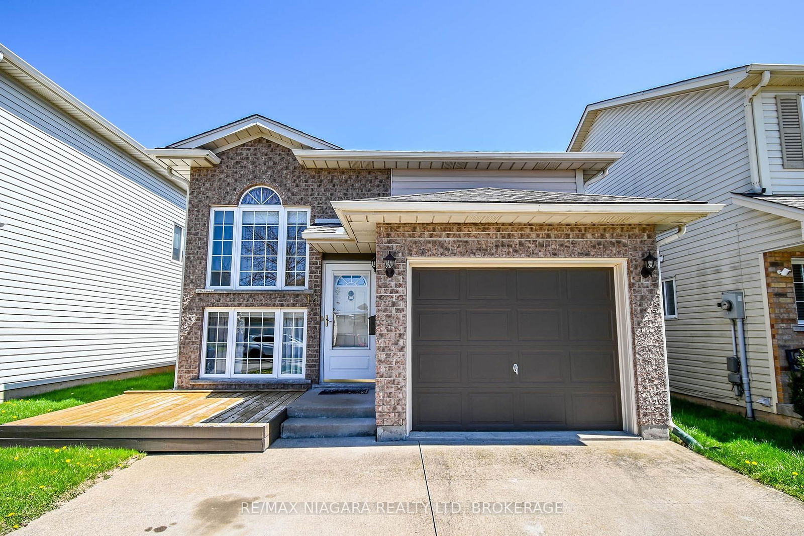 Detached House for sale at 14 JENNIFER Crescent, St. Catharines, Carlton/Bunting, L2M 7Y9 - MLS: X12164725