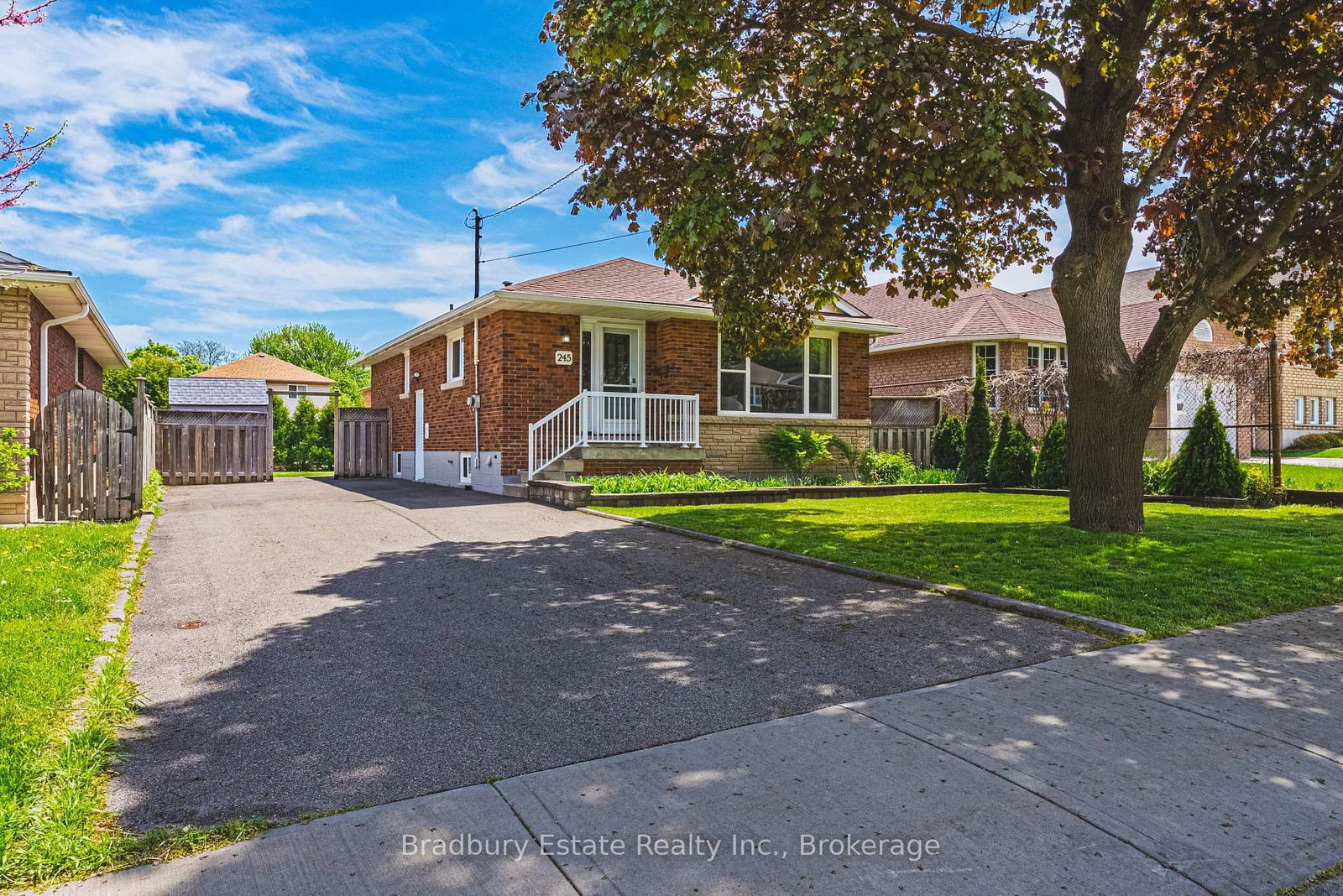 Detached House for sale at 245 West 16th Street, Hamilton, Buchanan, L9C 4C7 - MLS: X12164929
