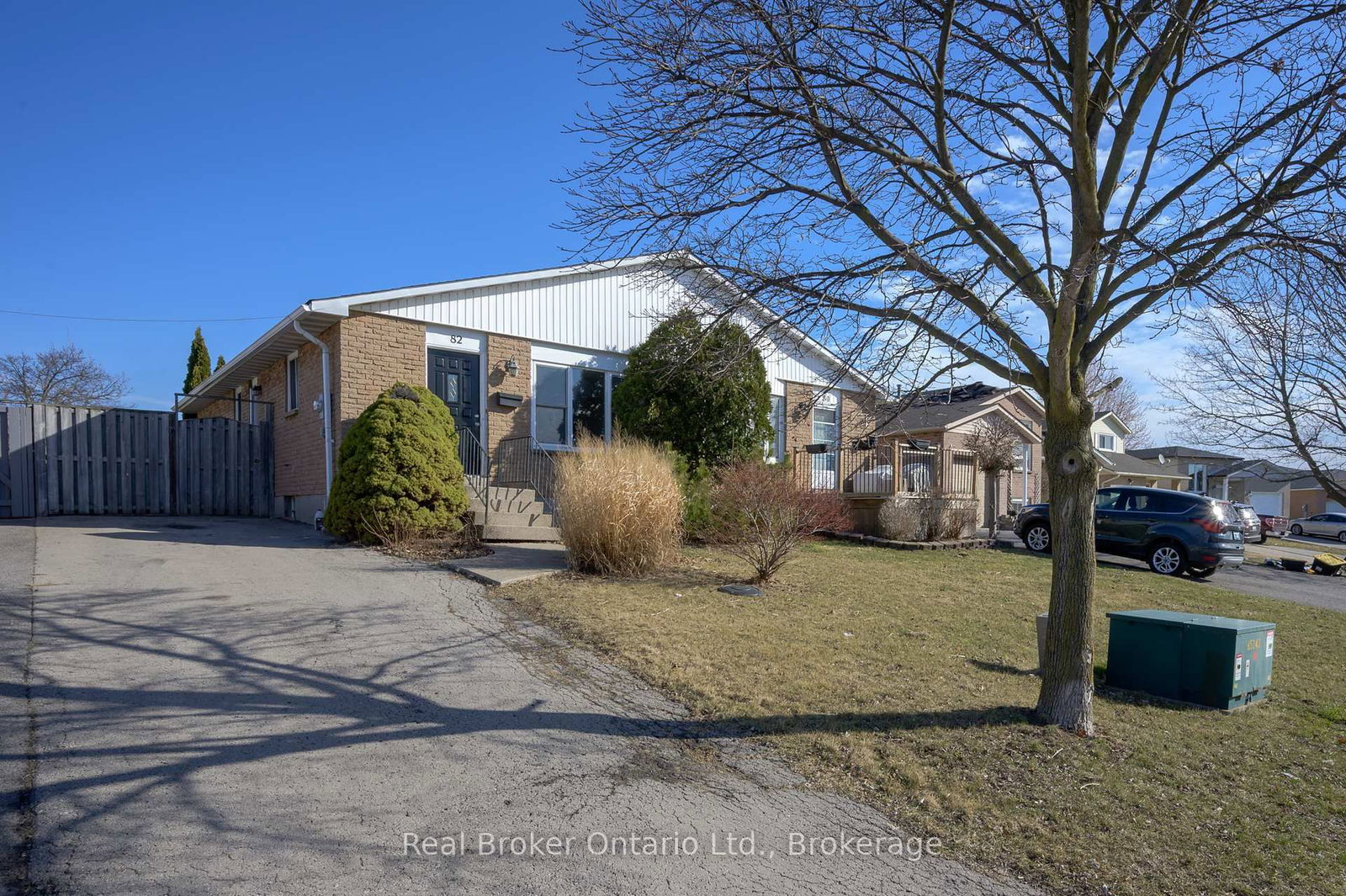 Semi-Detached House for sale at 82 Lampman Crescent, Thorold, Confederation Heights, L2V 4K7 - MLS: X12166476