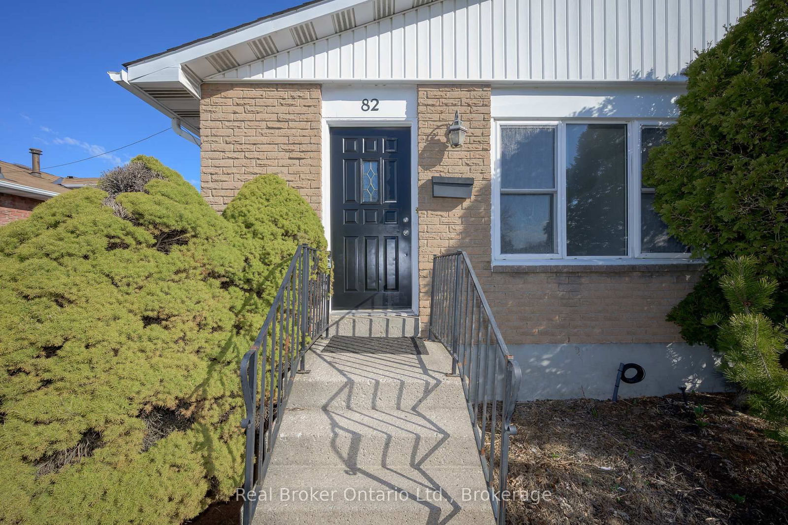 Semi-Detached House for sale at 82 Lampman Crescent, Thorold, Confederation Heights, L2V 4K7 - MLS: X12166476