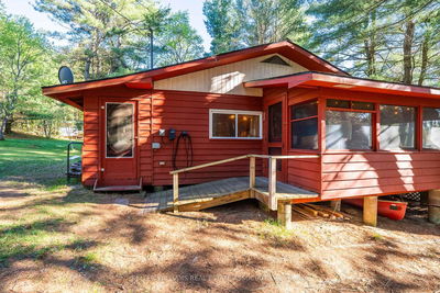 1052 Hammond Rd, Lake of Bays - Mclean image-0-1
