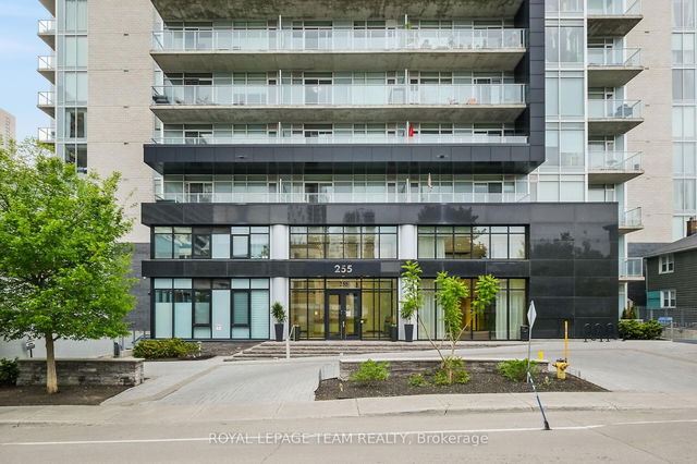 909 - 255 Bay Street