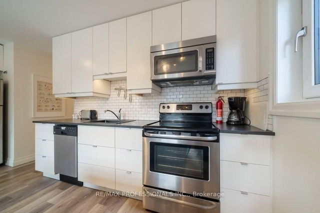 UPPER - 31 Dundurn Street