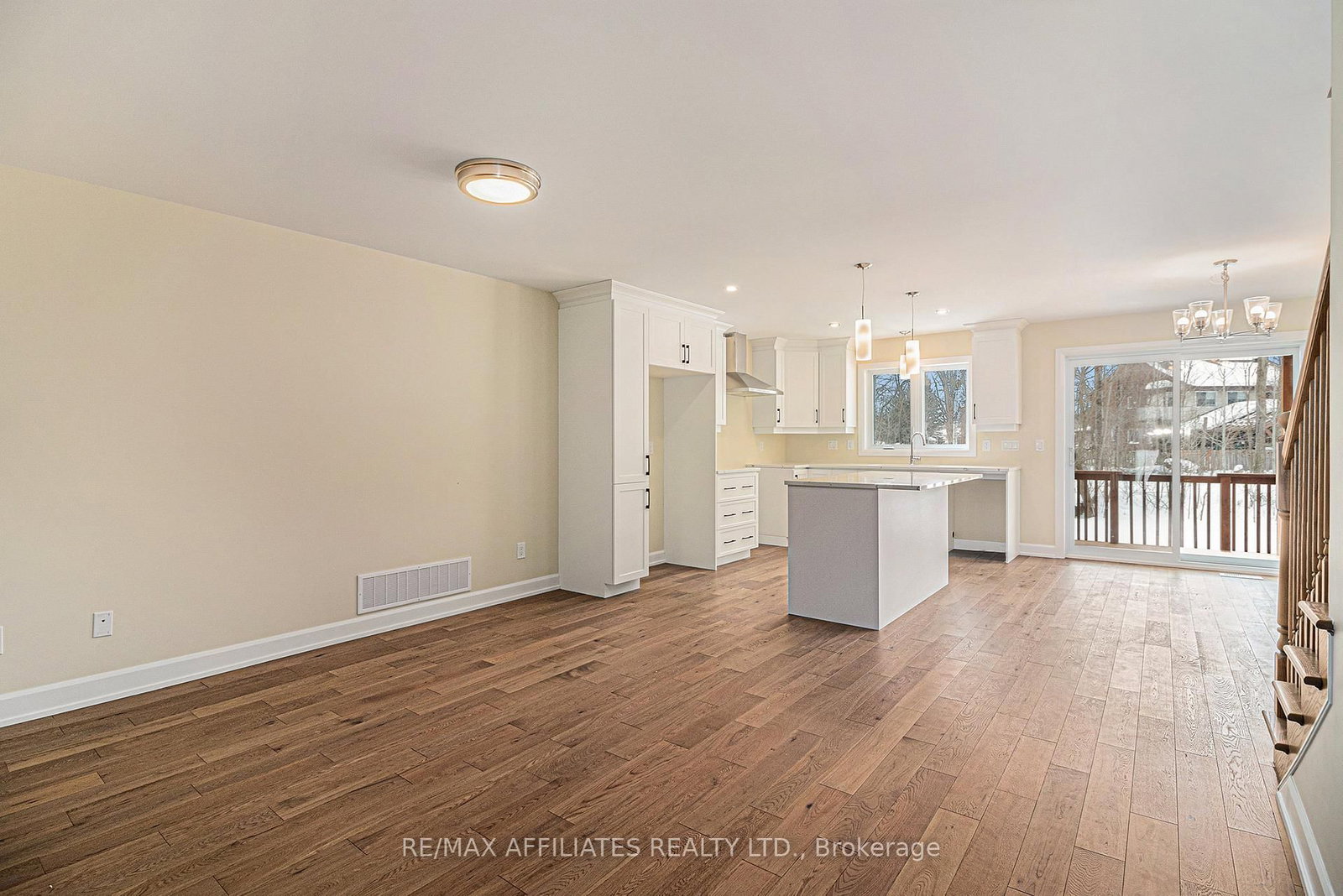 363 VOYAGEUR Place • Russell, ON photo 4