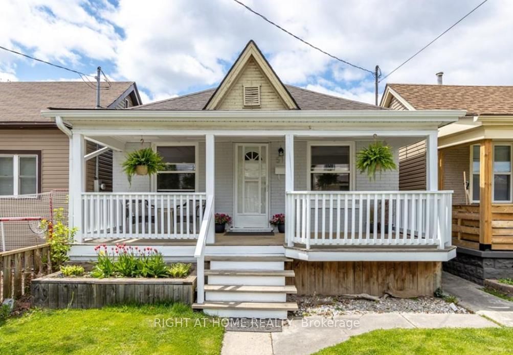 Detached House for sale at 51 Fairview Avenue, Hamilton, Crown Point, L8L 7B7 - MLS: X12179249