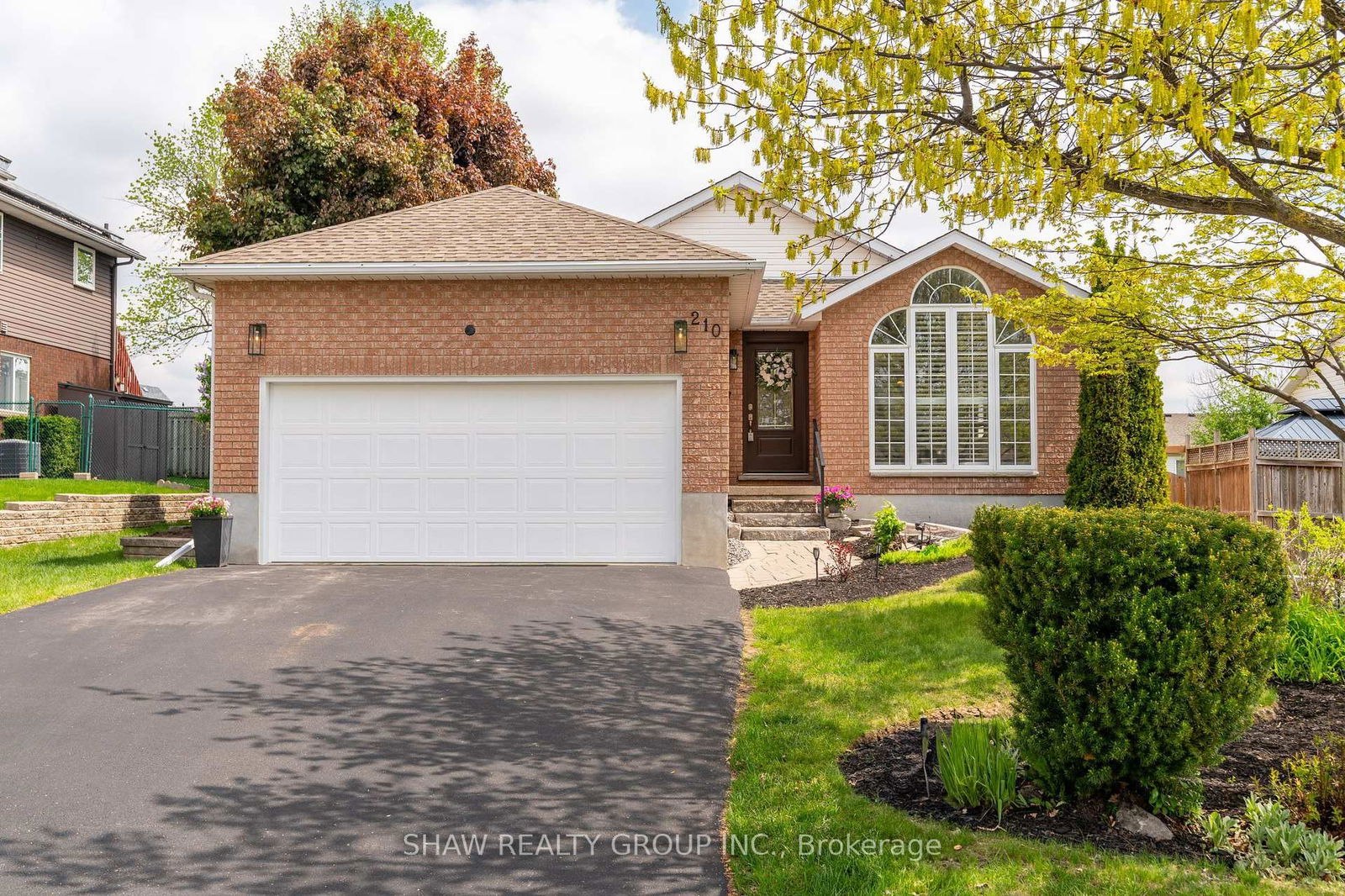 Detached House for sale at 210 Misty Court, Kitchener, N2B 3V4 - MLS: X12179407