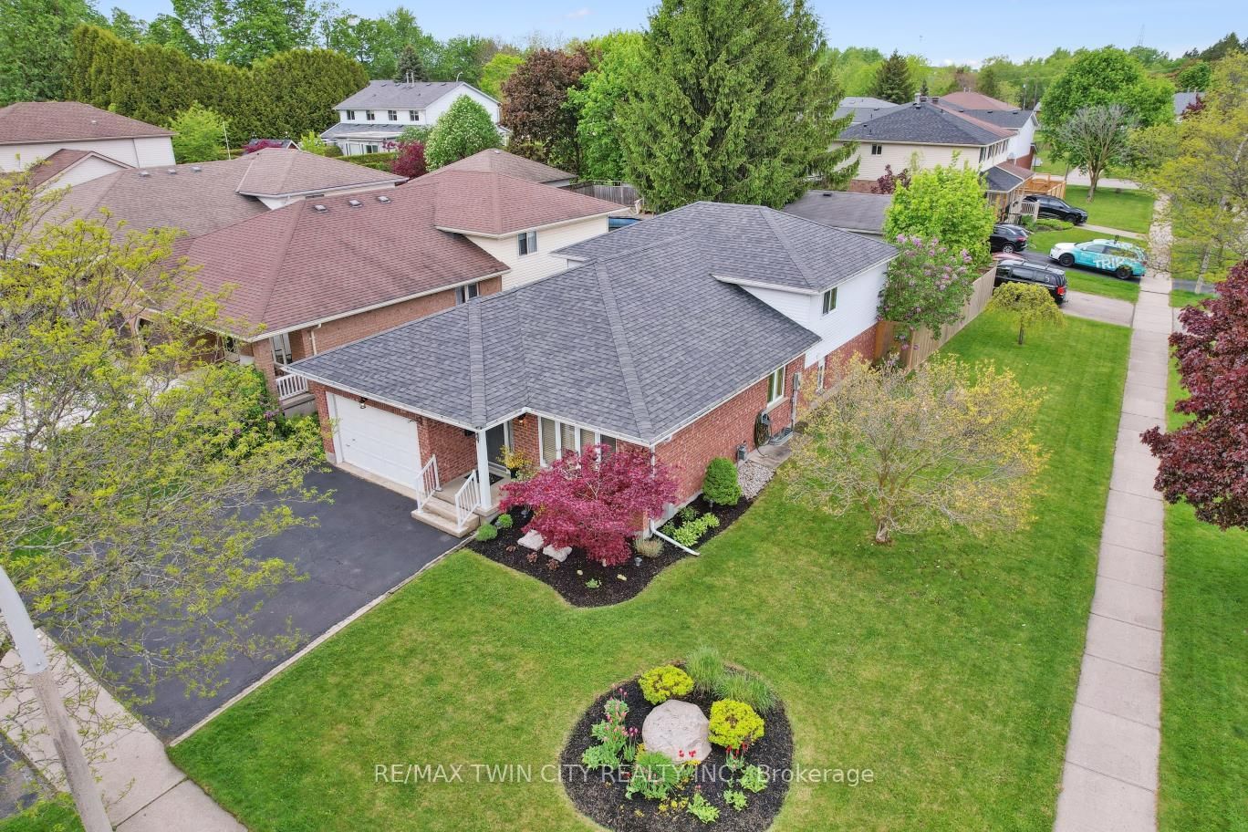 Detached House for sale at 2 Cora Drive, Kitchener, N2N 3C6 - MLS: X12180918