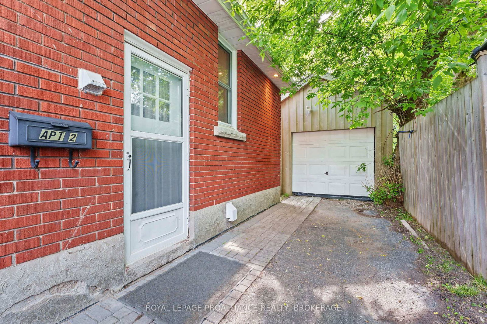 Listing photo 2