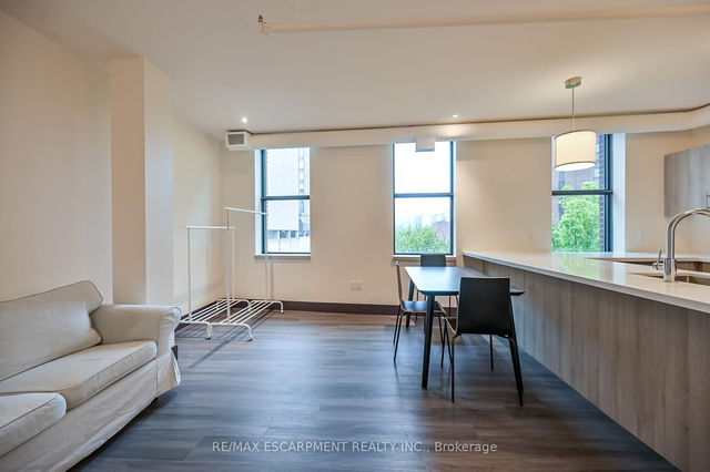 401 - 121 King Street E