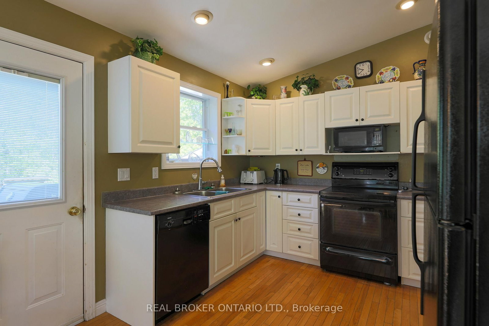 Listing Image 11