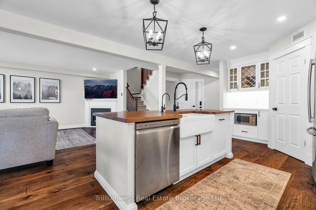 220 Ridge Top Crescent