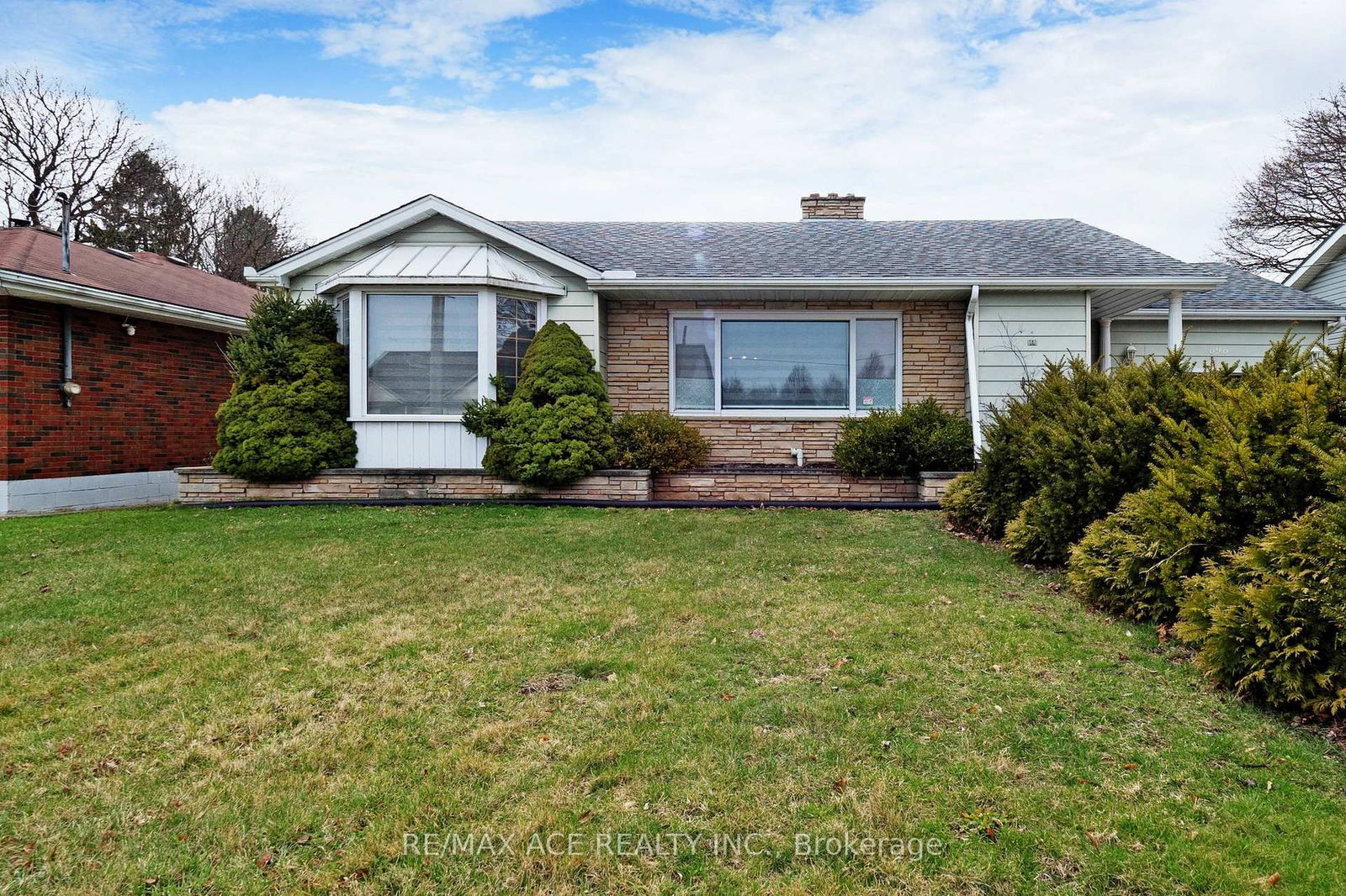 Detached House for sale at 696 Norfolk Street, Norfolk, Simcoe, N3Y 3R4 - MLS: X12184541