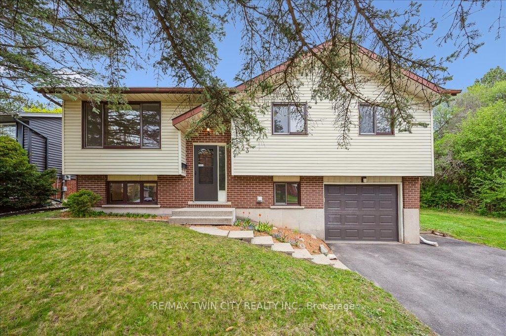 Detached House for sale at 23 Black Walnut Drive, Kitchener, N2P 1N9 - MLS: X12185456