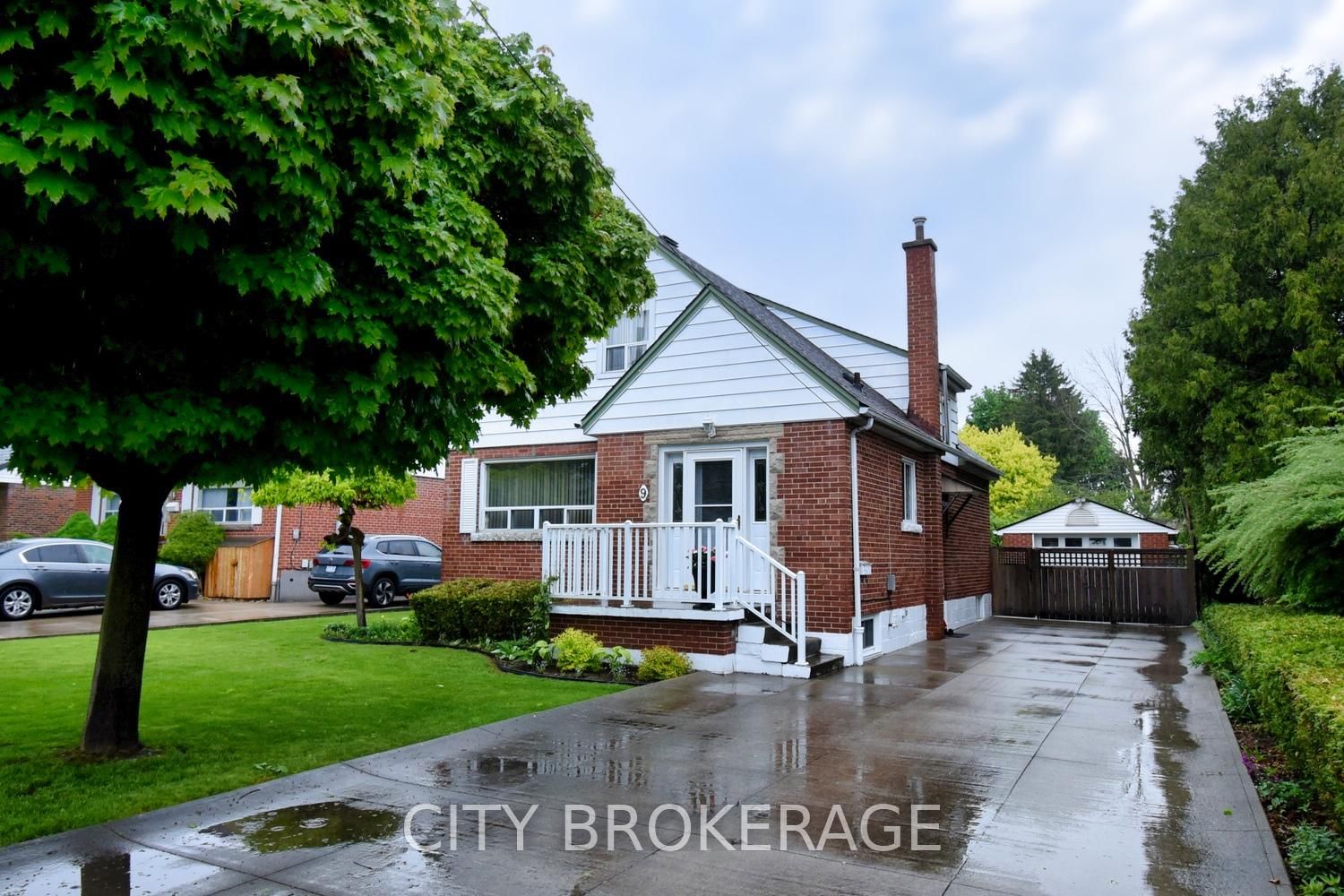 Detached House for sale at 9 Carene Avenue, Hamilton, Greenford, L8K 3W3 - MLS: X12188751