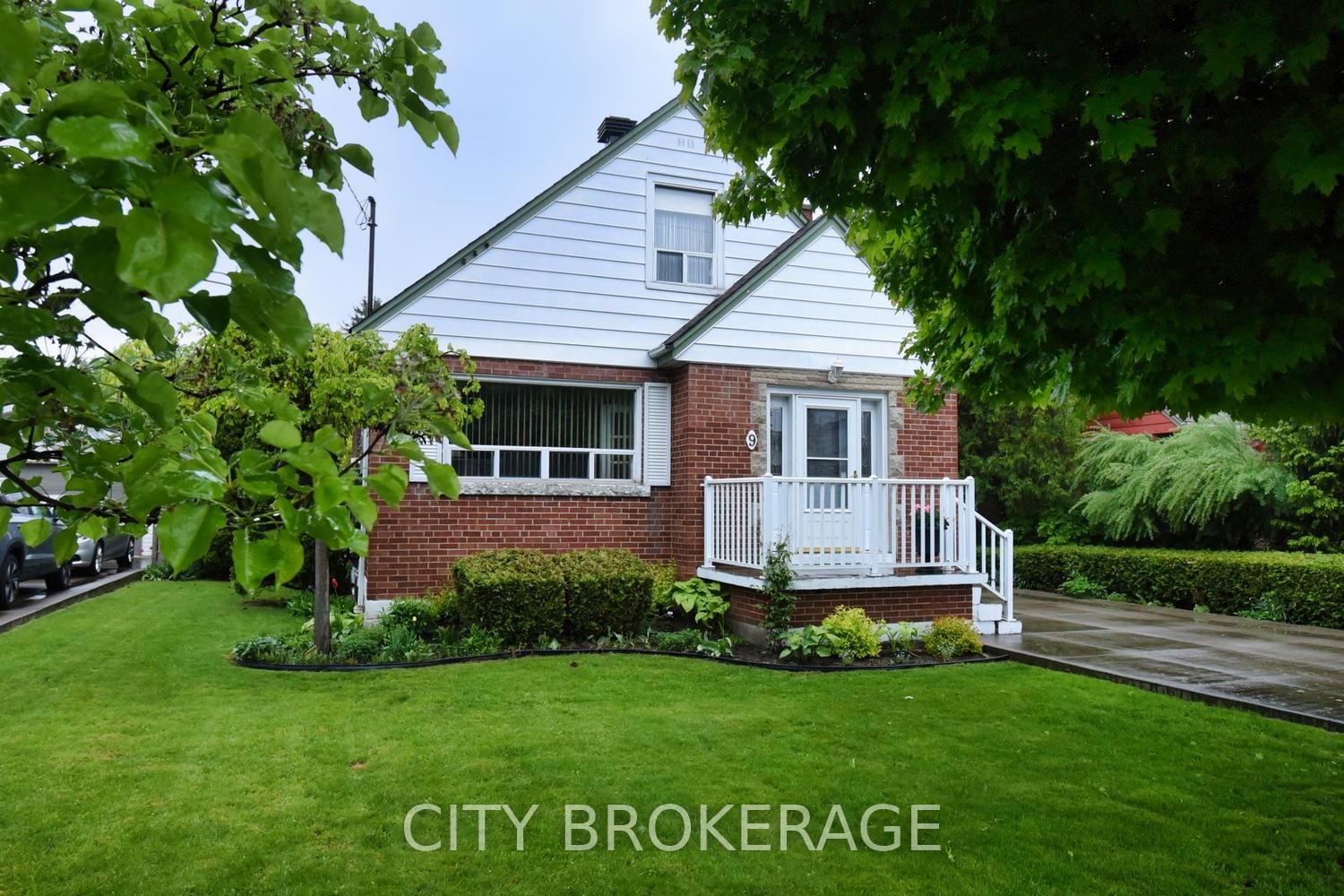 Detached House for sale at 9 Carene Avenue, Hamilton, Greenford, L8K 3W3 - MLS: X12188751