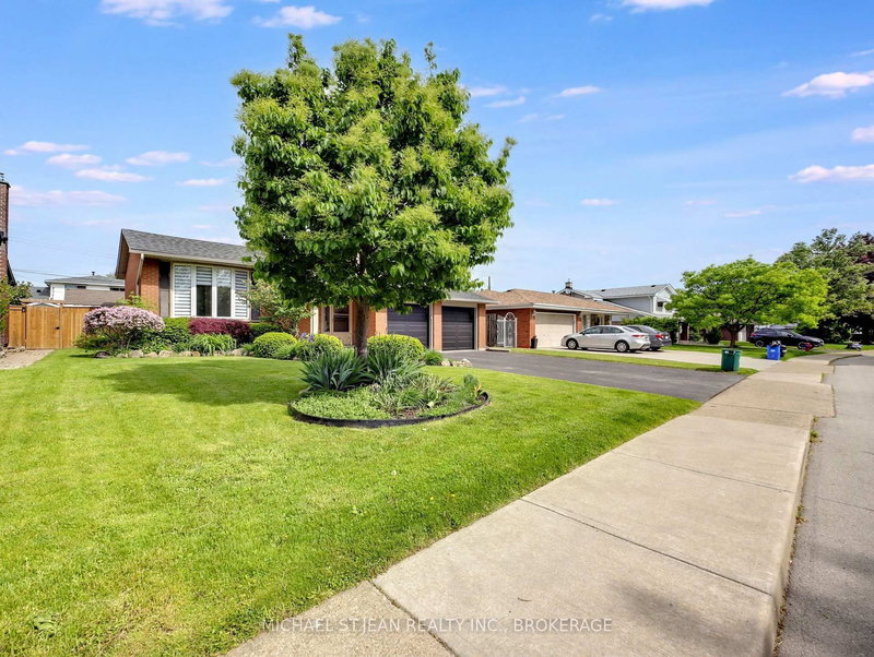 207 Montmorency Dr, Hamilton, L8K 5H3 | Image 2