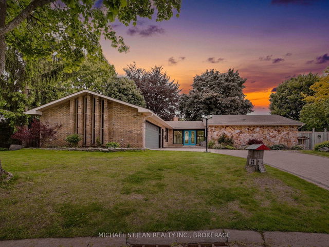 8 Westgate Circle