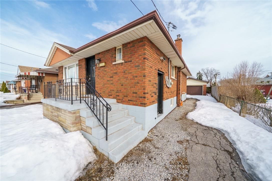 Detached House for sale at 8 SHYNAL Avenue, Hamilton, Parkview, L8H 6K1 - MLS: X12193109