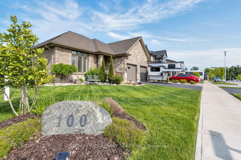 100 Tamarack Blvd, Woodstock - North image-0-0