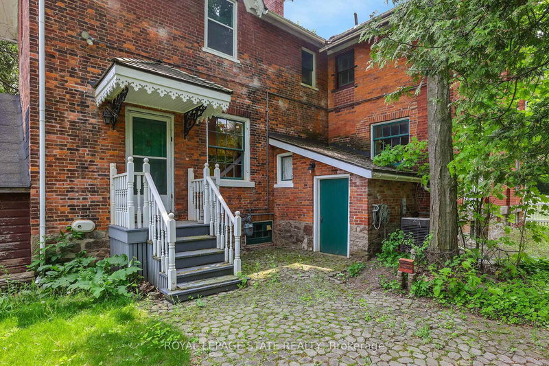 262 Main St W, Grimsby, L3M 1S4 | Image 2