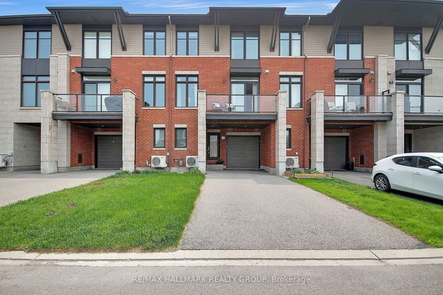 576 Labrador Crescent