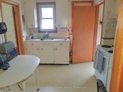 1013 Sovereign Rd, Woodstock - North image-0-4