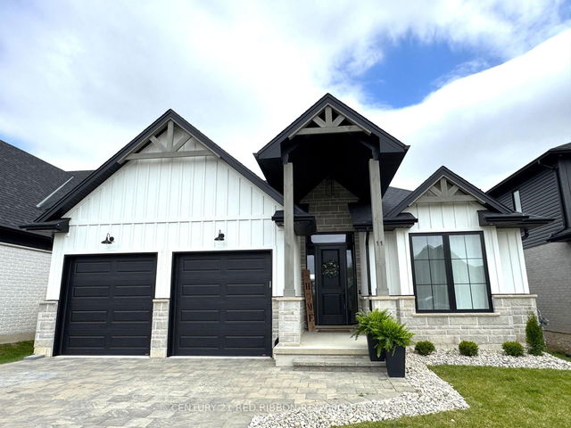 11 BRISCOE Crescent