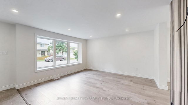 410 Pinetree Crescent
