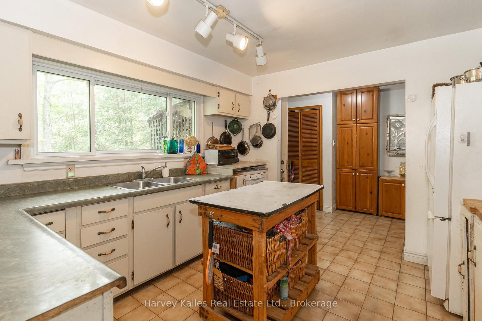 Detached House for sale at 1099 Peterson Road, Bracebridge, Ontario, P1L 1X1 - Draper - MLS: X12205588