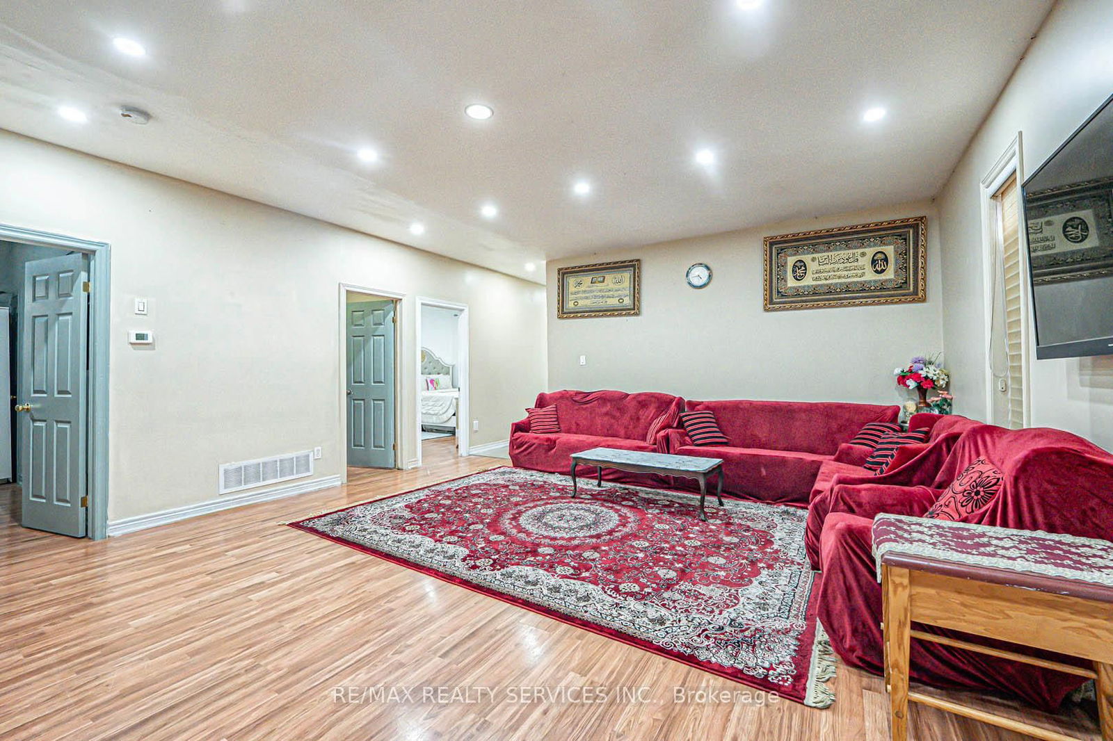 Listing Image 4